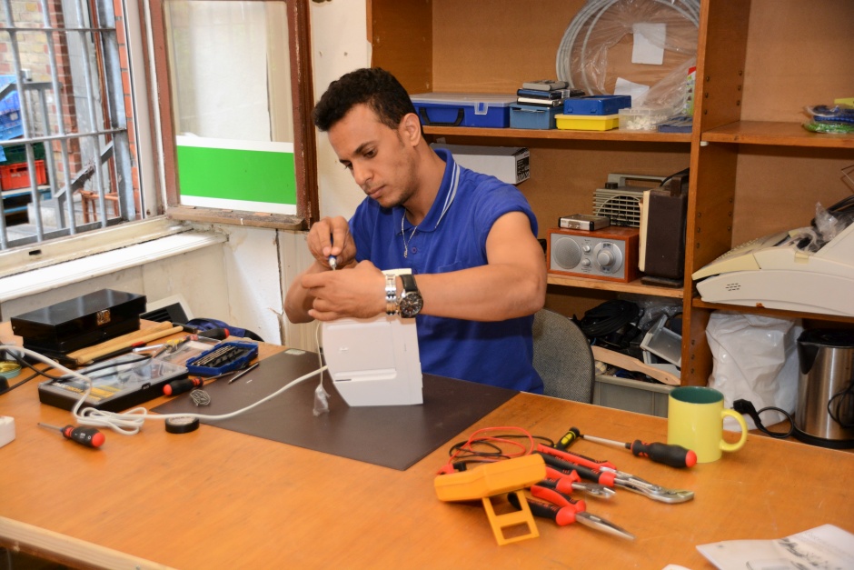 Im Umweltladen Wiesbaden gibt es am 25. April wieder praktische Hilfe für kaputte Alltagsgegenstände. Beim Repair-Café on Tour können Besucherinnen und Besucher nicht nur Elektrogeräte und Spielzeug reparieren lassen, sondern diesmal auch Kleidung mit Unterstützung selbst ausbessern.