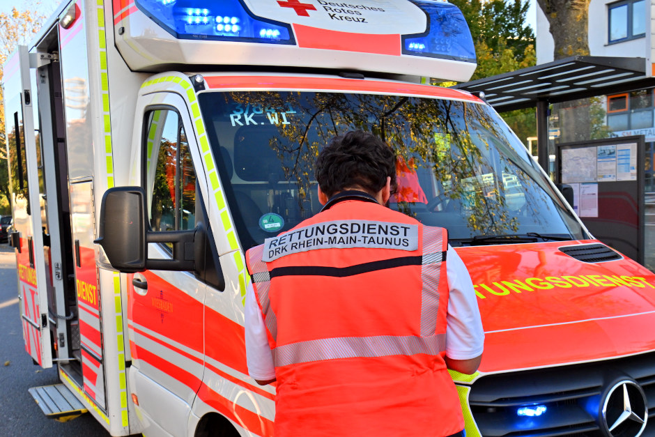In Wiesbaden sind am Dienstagabend ein Fahrradfahrer und ein Fußgänger auf der Parkstraße zusammengestoßen. Beide wurden am Kopf verletzt, der Fußgänger kam zur weiteren Behandlung ins Krankenhaus.