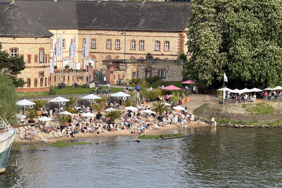 Am Rheinufer in Kastel bekommt der Wiesbadener Leinpfad neue Informationsangebote. Die Tafeln sollen Natur, Geschichte und besondere Orte am Ufer sichtbar machen und werden am 22. April vor der Reduit offiziell eingeweiht.