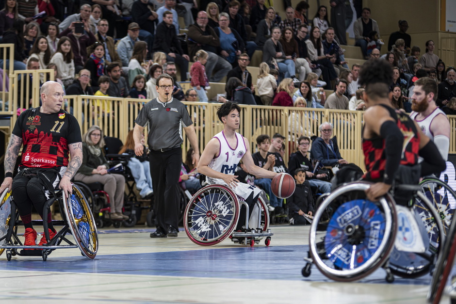Takuya Furusawa am Ball vor heimischem Publikum