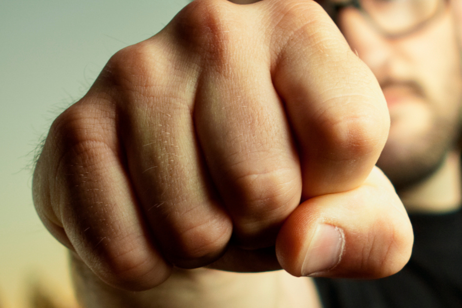 In der Bahnhofstraße in Wiesbaden ist am Samstagabend eine Auseinandersetzung zwischen mehreren Personen eskaliert. Nach einem Streit um öffentliches Urinieren schlug und trat ein 18-Jähriger auf einen 28-Jährigen ein; ein weiterer Beteiligter wurde ebenfalls verletzt.