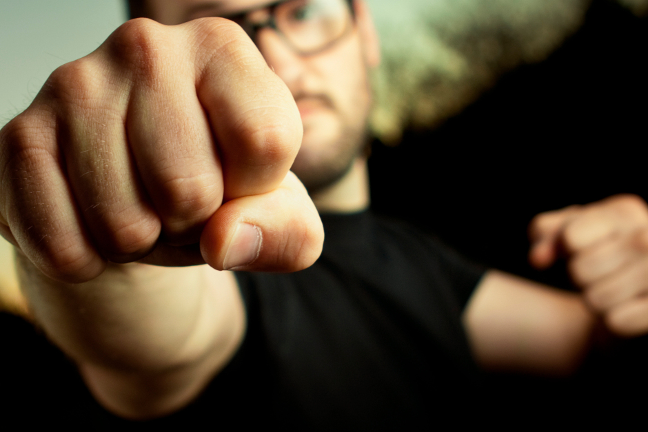 Gewaltakt am Mittwochabend in Wiesbaden: Was als verbaler Streit begann, endete für einen 33-jährigen Mann im Krankenhaus. Zwei Unbekannte gingen in der Bahnhofstraße massiv auf den Wiesbadener los und flüchteten anschließend. Die Polizei sucht nun Zeugen, die den Vorfall beobachtet haben.