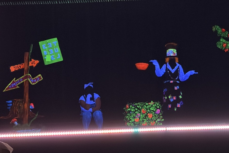 Das Schwarzlichttheater des Evangelischen Stadtjugendpfarramts in Wiesbaden führt wieder ein Theaterstück auf