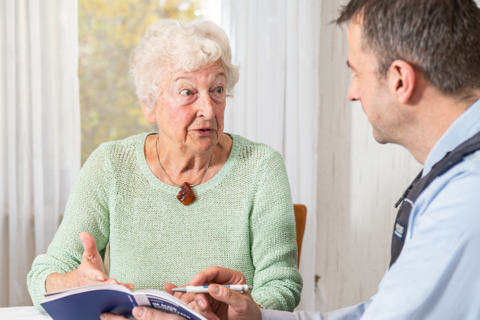 Im Äppelallee Center in Wiesbaden-Biebrich informieren polizeilich ausgebildete Sicherheitsberaterinnen und Sicherheitsberater am 22. April Seniorinnen und Senioren über gängige Betrugsmaschen. Im Fokus stehen Schockanrufe, falsche Polizeibeamte und der Enkeltrick – mit konkreten Tipps für den Alltag.