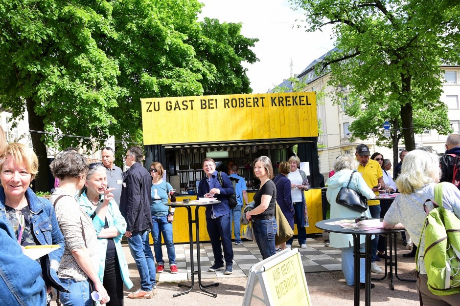 Die Biebricher Sommerbar kehrt zurück und eröffnet am 10. und 11. April 2026 die neue Saison mit Musik, Kulinarik und Gemeinschaftsgefühl. Über 15 Wochenenden hinweg soll sich die Sommerbar erneut als lebendiger Treffpunkt in Wiesbaden-Biebrich etablieren.
