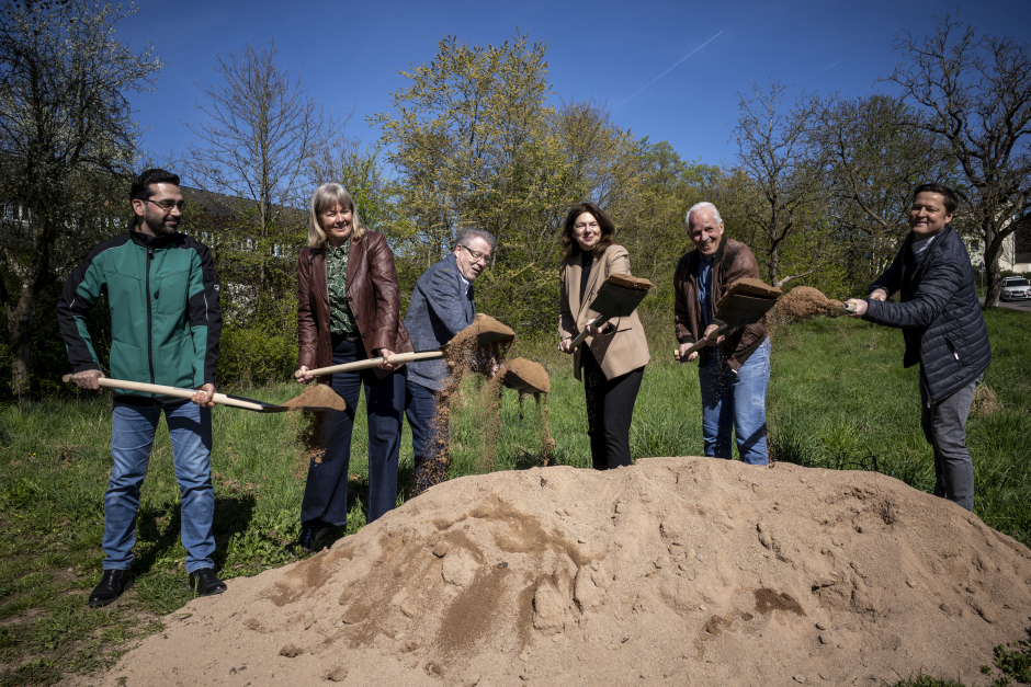 Im Komponistenviertel in Wiesbaden-Nordost hat am Dienstag der Bau eines neuen Quartiersplatzes begonnen. An der Ecke Abeggstraße/Schumannstraße entsteht bis Ende Juni ein grüner Treffpunkt für alle Generationen – unterstützt durch eine Großspende der Hans + Irene Jade-Stiftung