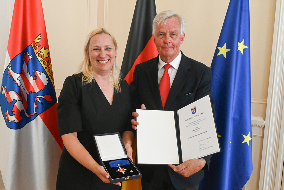 Familien- und Gesundheitsministerin Diana Stolz hat in Wiesbaden den Verdienstorden an Henning Wossidlo ausgehändigt.