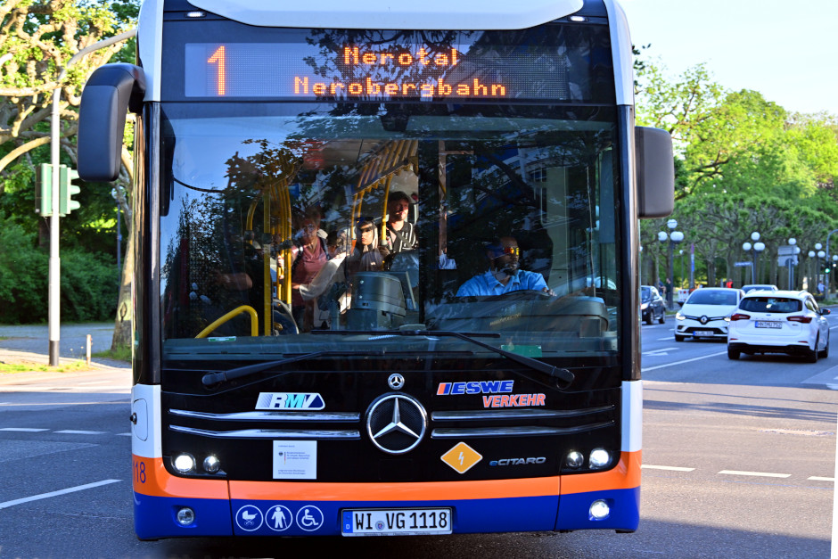 Zum Wiesbadener Frühlingsfest auf dem ehemaligen real-Gelände an der Mainzer Straße empfiehlt sich die Anreise mit Bus und Bahn. ESWE Verkehr bietet dafür erneut ein günstiges Veranstaltungsticket für das gesamte Tarifgebiet 6500 an.