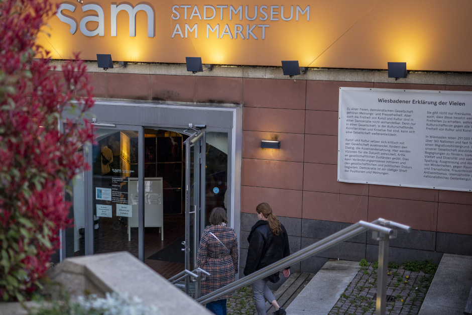 Was bedeutet Europa für den Einzelnen? Die multimediale Sonderausstellung „Erzähl’ mir von Europa!“ im Wiesbadener Stadtmuseum am Markt gibt darauf tiefgreifende Antworten. Am Donnerstag, 7. Mai, lädt das Museum zu einer exklusiven Abendführung ein, die persönliche Lebensgeschichten mit Kunst verbindet und im gemütlichen Dialog bei einem Glas Sekt ausklingt.