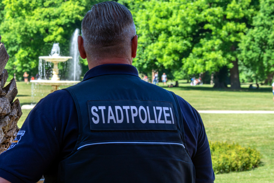In den Reisinger Anlagen in Wiesbaden ist ein stark alkoholisierter 29-Jähriger am Donnerstagmittag der Stadtpolizei aufgefallen, als er in einen Busch urinierte. Bei der anschließenden Kontrolle leistete er Widerstand, griff die Einsatzkräfte an und verletzte einen Stadtpolizisten leicht.