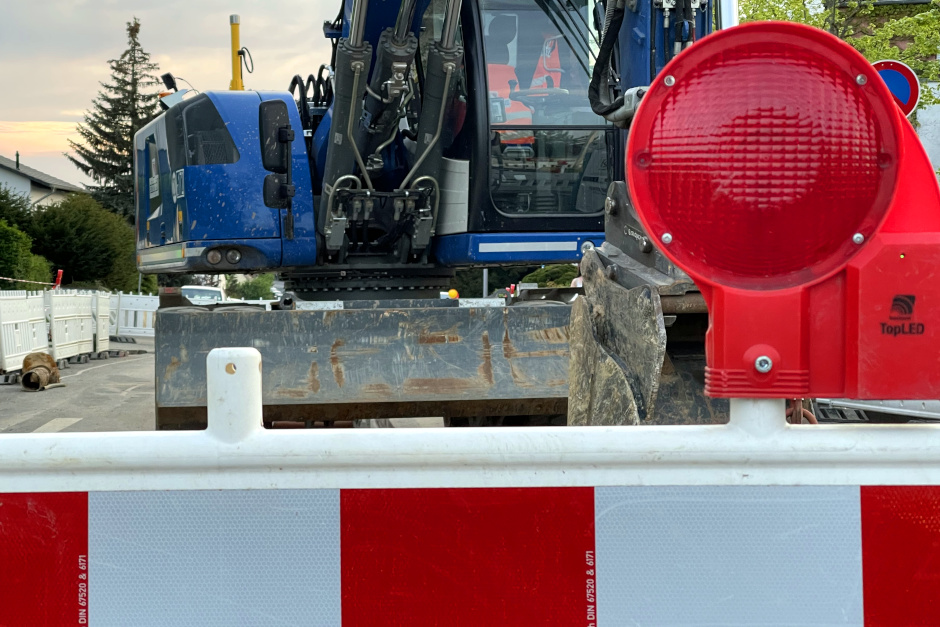 Geduldsprobe für Pendler im Wiesbadener Stadtteil Biebrich: Die Trinkwasser-Bauarbeiten in der Höchster Straße verzögern sich. Eigentlich sollten die Schaufeln bereits Ende März ruhen, doch nun bleibt die wichtige Verbindung in Biebrich bis Ende April komplett dicht.