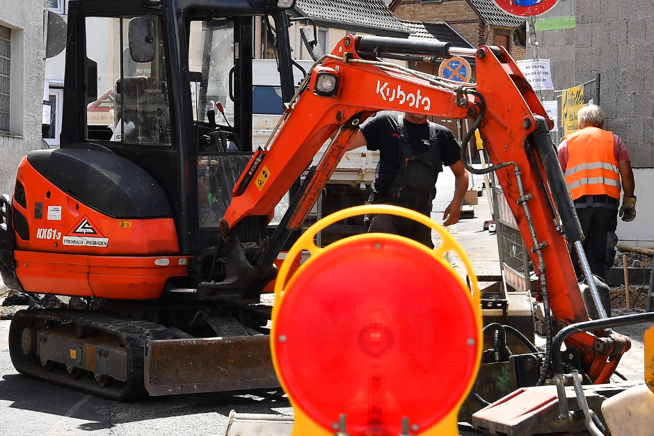 Baustelle im Kreuzungsbereich: Wegen einer schadhaften Gasversorgungsleitung müssen in Wiesbaden-Biebrich kurzfristig die Bagger anrollen. Betroffene Anwohner und Pendler in der Breslauer Straße müssen sich bis Ende April auf Behinderungen und geänderte Vorfahrtsregeln einstellen.