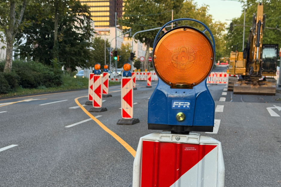Der Fernwärmeausbau in der Wiesbadener Innenstadt geht ab dem 13. April in die nächste Bauphase. Wegen der Arbeiten in der Schwalbacher Straße und später in der Bleichstraße müssen sich Autofahrer, Anwohner und Lieferverkehr auf veränderte Verkehrsführungen, Umleitungen und zusätzliche Halteverbote einstellen.