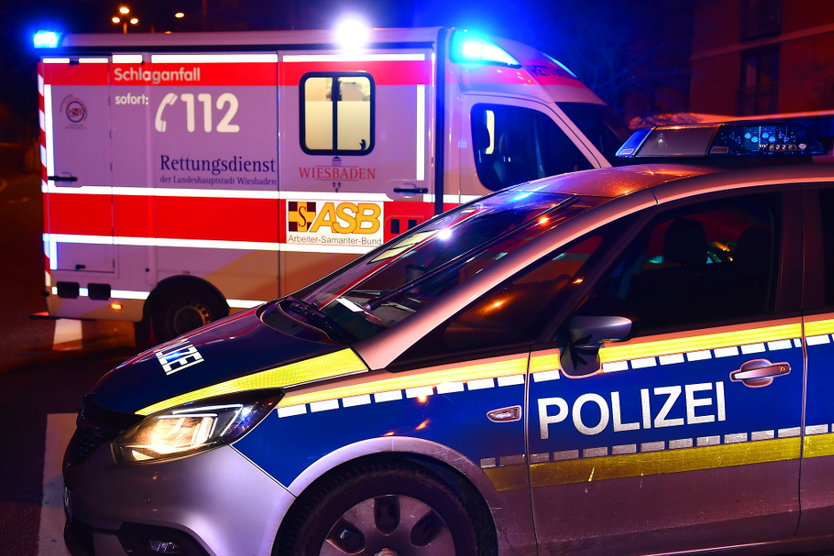 In der Wiesbadener Kirchgasse ist am Freitagabend ein 28-jähriger Mann durch einen Eierwurf leicht verletzt worden. Unbekannte warfen rohe Eier aus einem Wohnhausfenster auf den Passanten; die Polizei sucht Zeuginnen und Zeugen.