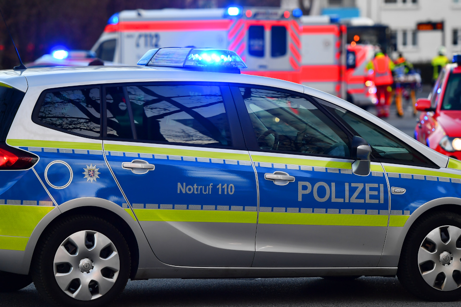 Im Statistischen Bundesamt in Wiesbaden ist am Montagmorgen eine 31-jährige Mitarbeiterin mit einem Messer schwer verletzt worden. Der 32-jährige Tatverdächtige flüchtete zunächst, nahm sich später nach Angaben aus dem Polizeiumfeld in Idstein selbst das Leben; die Staatsanwaltschaft ermittelt wegen versuchten Totschlags