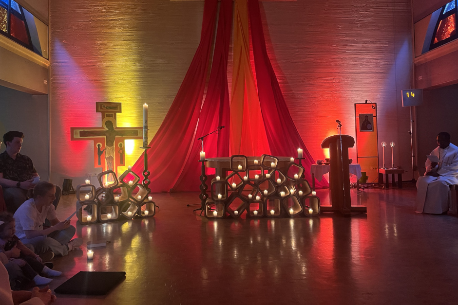 Warme Rottöne, hunderte brennende Kerzen und meditative Gesänge: Die Kirche Maria Aufnahme in Erbenheim verwandelte sich am vergangenen Wochenende in einen Ort der tiefen Spiritualität. Beim Taizé-Gottesdienst der Pfarrei St. Birgid erlebten rund 200 Besucher eine ökumenische Gemeinschaft, die weit über Stadt- und Landesgrenzen hinausreicht.