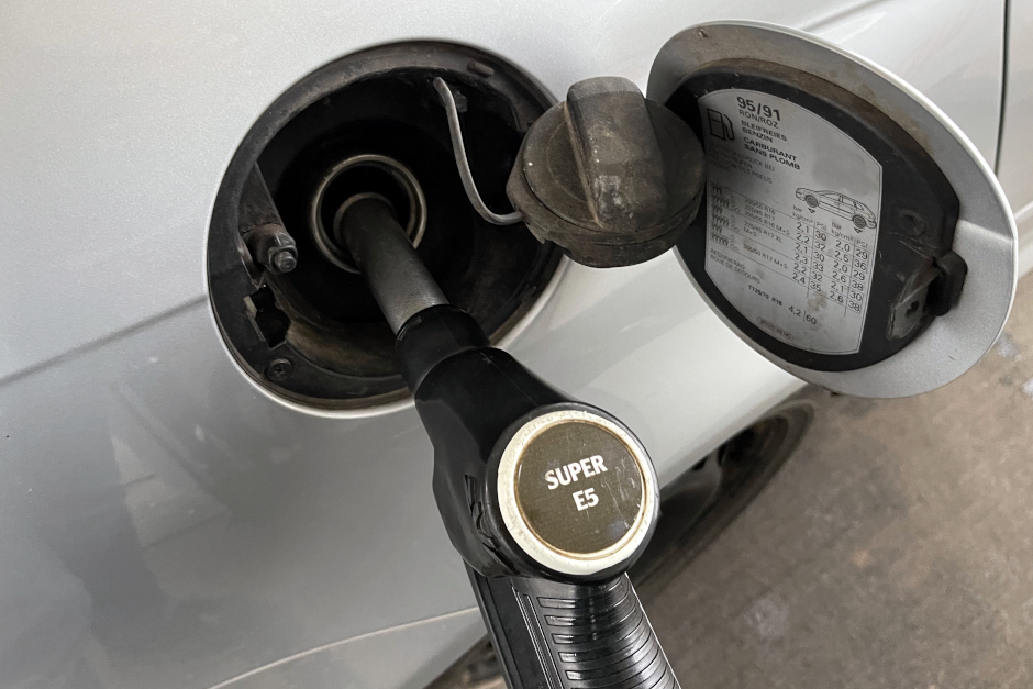 Kraftstoffpreise sind im März 2026 kräftig gestiegen und treiben die Kosten fürs Autofahren weiter nach oben. Während Diesel und Superbenzin deutlich teurer wurden, profitieren ÖPNV-Kombitickets mittelfristig vom Deutschlandticket.