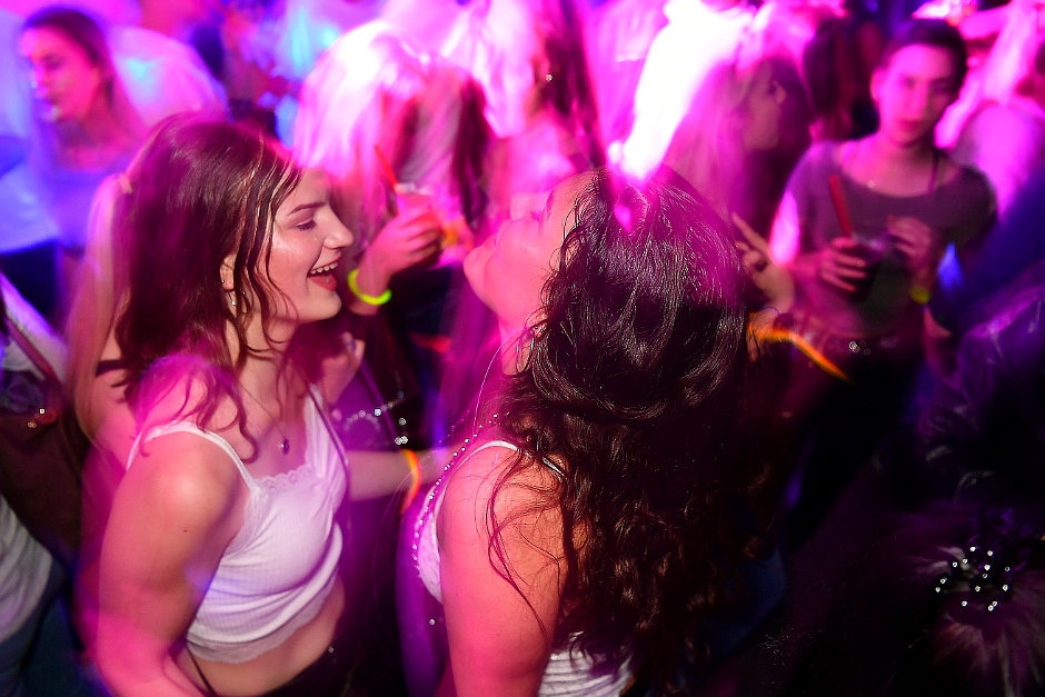 Wiesbaden steht am Donnerstag, den 30. April, Kopf! Die Landeshauptstadt bietet in diesem Jahr eine bunte Mischung an Veranstaltungen, um den Wonnemonat Mai gebührend zu begrüßen. Wir haben für Sie die besten Locations, Termine und Preise zusammengefasst.