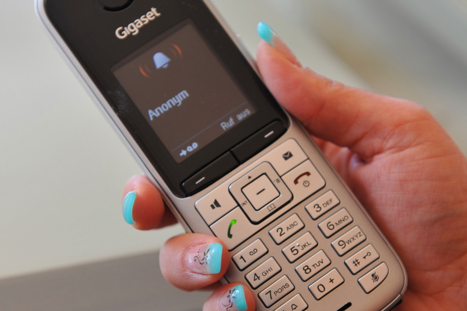 Telefonbetrüger setzen ihre Opfer mit erfundenen Notlagen unter Druck. Die Polizei rät vor allem zu einem einfachen, wirksamen Schritt: sofort auflegen und über eine bekannte Nummer selbst zurückrufen