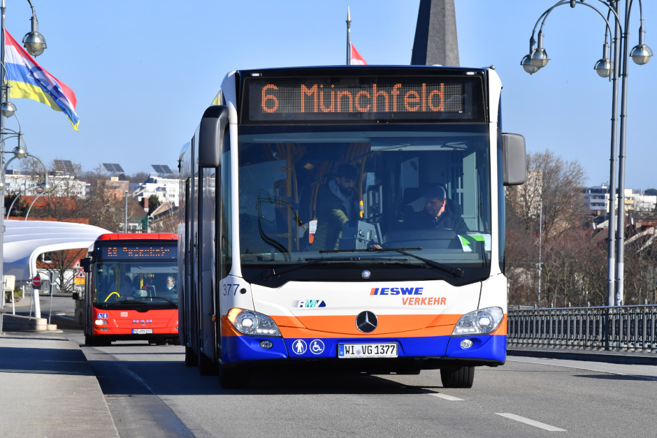 Kleine Anpassungen mit großer Wirkung im Busverkehr in wiesbaden. Zum kommenden Montag, 13. April, aktualisiert die ESWE Verkehrsgesellschaft ihren Fahrplan. Während die Linie 6 von Kürzungen in Mainz betroffen ist, wird bei der Linie 27 eine bekannte Umleitung in Dotzheim nun zum dauerhaften Standard.