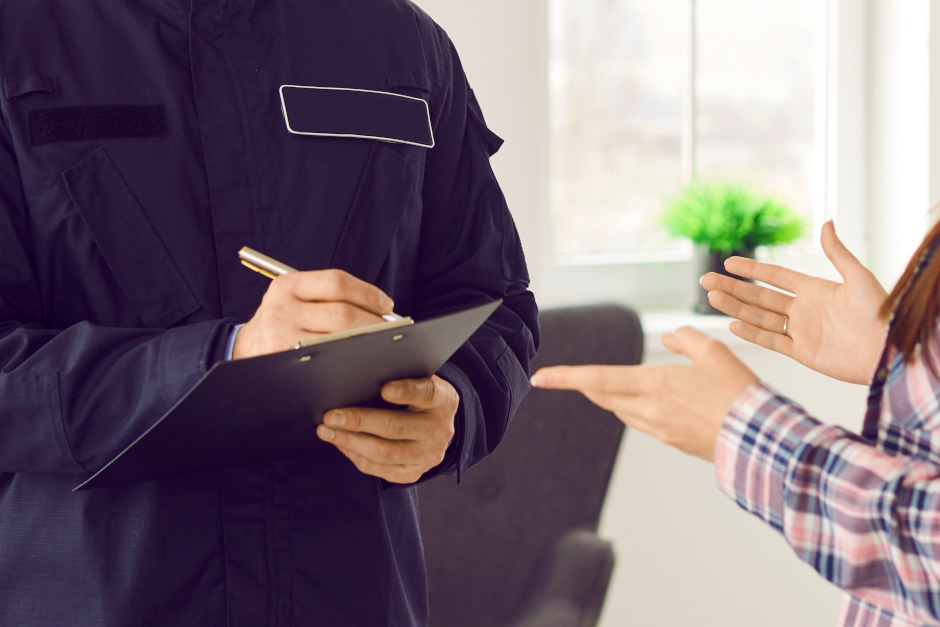 In Wiesbaden sind in den vergangenen Tagen erneut Trickdiebe aktiv gewesen. In der Prießnitzstraße und in der Hochheimer Straße nutzten Täter Vorwände, um sich Zugang zu Wohnungen und zum Keller zu verschaffen und Schmuck zu stehlen.