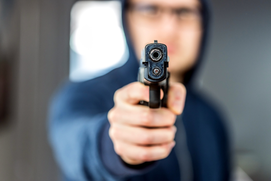 In Mainz-Kostheim sind in der Nacht zum Sonntag zwei junge Männer am Am Rübenberg Opfer eines Raubes geworden. Drei bislang unbekannte Täter sollen sie mit Messern und einer Schreckschusswaffe bedroht und anschließend mit Beute geflohen sein.