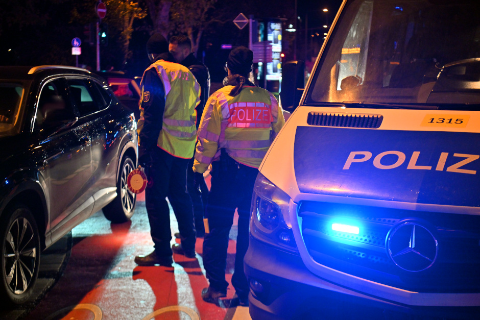 Ein verdächtiger Autofahrer hat am frühen Samstagmorgen die Aufmerksamkeit einer Polizeistreife in Wiesbaden auf sich gezogen. Was als routinemäßige Verkehrskontrolle begann, endete für den Mann in einem handfesten Strafverfahren und einer Durchsuchung seiner Privatwohnung. Die Beamten stellten dabei gleich an zwei Orten illegale Substanzen sicher.
