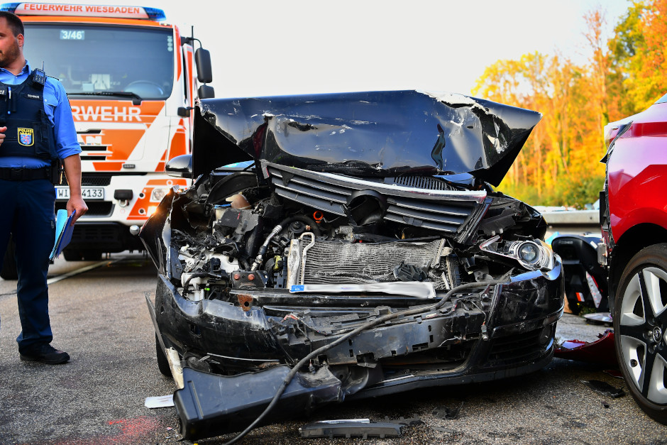 Auf der Schiersteiner Brücke in Wiesbaden hat ein Auffahrunfall mit zwei leicht verletzten Personen am Dienstagabend für eine kurzzeitige Vollsperrung und massiven Rückstau gesorgt. Der Verkehr staute sich bis auf die A66 zurück, der Sachschaden liegt bei rund 22.000 Euro.