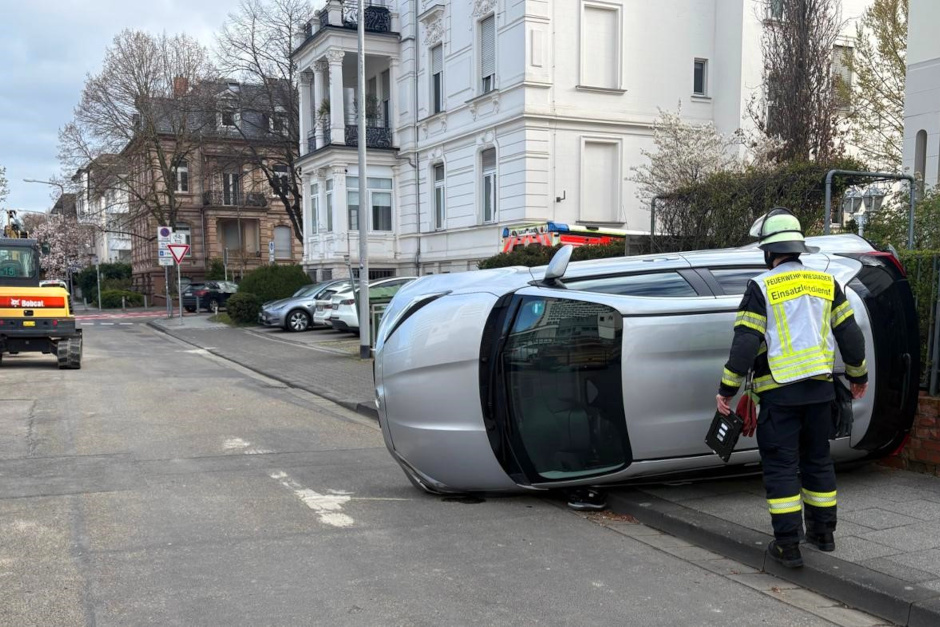 Ein ungewöhnlicher Unfall hat am Mittwochvormittag in der Wiesbadener Innenstadt für Aufsehen gesorgt. In der Verlängerung der Mainzer Straße, zwischen Gustav‑Stresemann‑Ring und Lessingstraße, landete ein Leihwagen nach einem missglückten Ausparkmanöver auf der Seite. Die Fahrerin hatte großes Glück.