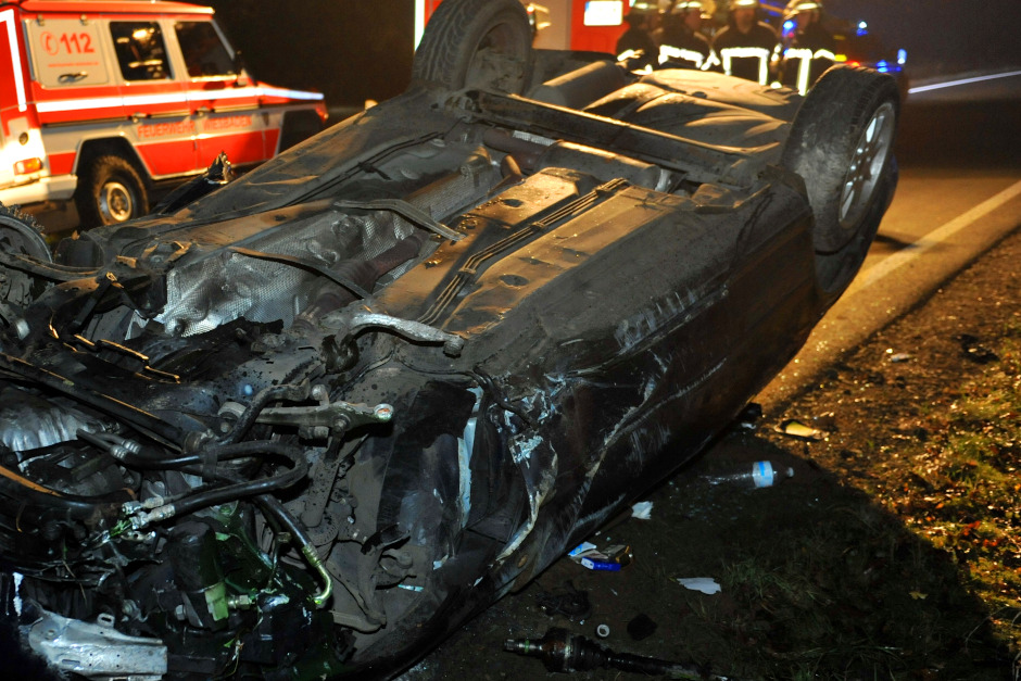 Auf der B417 zwischen Wiesbaden und Taunusstein hat sich am Ostersonntagabend ein schwerer Verkehrsunfall ereignet. Nach mehreren Fahrstreifenwechseln kollidierten zwei Autos, eines überschlug sich mehrfach, beide Insassen wurden leicht verletzt.