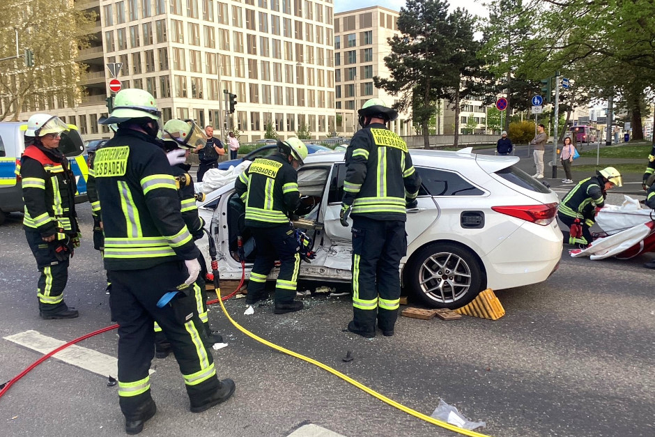 Am frühen Freitagabend ist es am Kreuzungsbereich von Gustav-Stresemann-Ring und Mainzer Straße in Wiesbaden zu einem schweren Verkehrsunfall gekommen. Eine Person wurde dabei in ihrem Fahrzeug eingeklemmt und musste von der Feuerwehr mit hydraulischem Rettungsgerät befreit werden.