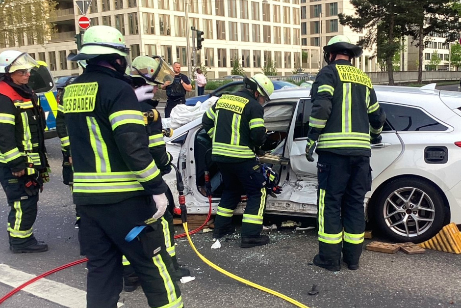 Am frühen Freitagabend ist es am Kreuzungsbereich von Gustav-Stresemann-Ring und Mainzer Straße in Wiesbaden zu einem schweren Verkehrsunfall gekommen. Eine Person wurde dabei in ihrem Fahrzeug eingeklemmt und musste von der Feuerwehr mit hydraulischem Rettungsgerät befreit werden.