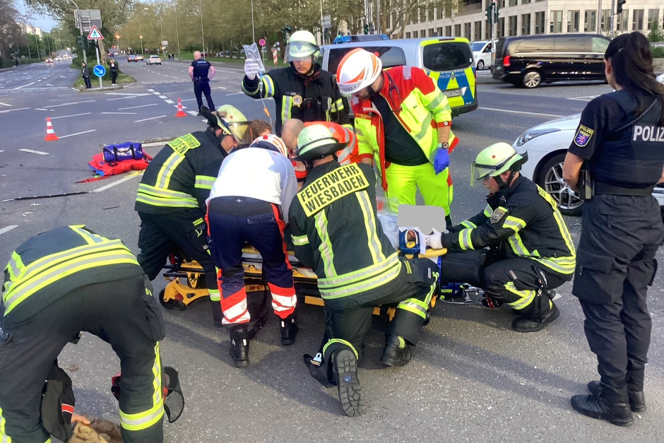 Am frühen Freitagabend ist es am Kreuzungsbereich von Gustav-Stresemann-Ring und Mainzer Straße in Wiesbaden zu einem schweren Verkehrsunfall gekommen. Eine Person wurde dabei in ihrem Fahrzeug eingeklemmt und musste von der Feuerwehr mit hydraulischem Rettungsgerät befreit werden.