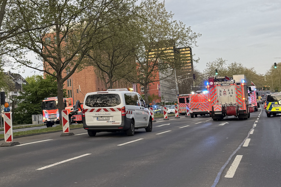 Am frühen Freitagabend ist es am Kreuzungsbereich von Gustav-Stresemann-Ring und Mainzer Straße in Wiesbaden zu einem schweren Verkehrsunfall gekommen. Eine Person wurde dabei in ihrem Fahrzeug eingeklemmt und musste von der Feuerwehr mit hydraulischem Rettungsgerät befreit werden.