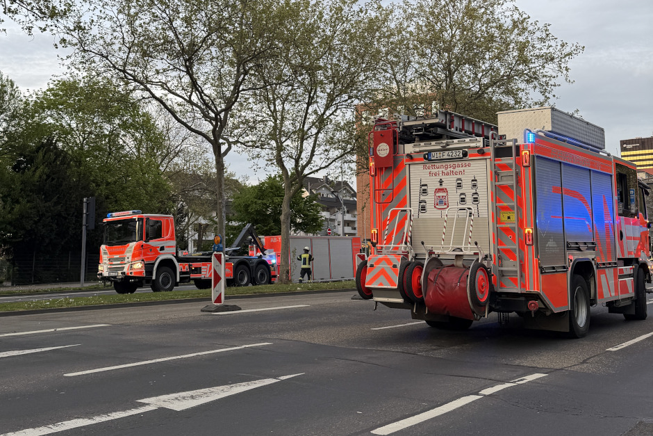 Am frühen Freitagabend ist es am Kreuzungsbereich von Gustav-Stresemann-Ring und Mainzer Straße in Wiesbaden zu einem schweren Verkehrsunfall gekommen. Eine Person wurde dabei in ihrem Fahrzeug eingeklemmt und musste von der Feuerwehr mit hydraulischem Rettungsgerät befreit werden.