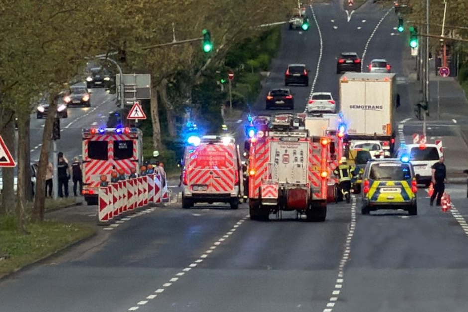 Am frühen Freitagabend ist es am Kreuzungsbereich von Gustav-Stresemann-Ring und Mainzer Straße in Wiesbaden zu einem schweren Verkehrsunfall gekommen. Eine Person wurde dabei in ihrem Fahrzeug eingeklemmt und musste von der Feuerwehr mit hydraulischem Rettungsgerät befreit werden.