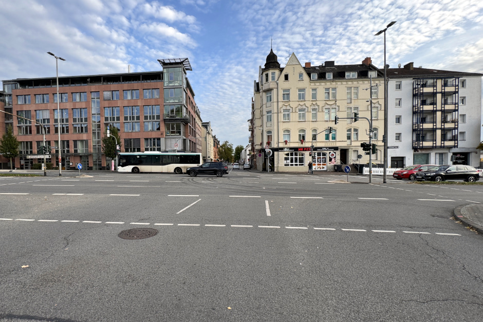 Gute Nachricht für Autofahrerinnen und Autofahrer in Wiesbaden: Die Baumaßnahme in der Schiersteiner Straße auf Höhe der Waldstraße ist abgeschlossen. Seit Freitag, 17. April, kann der Verkehr dort wieder ungehindert fließen
