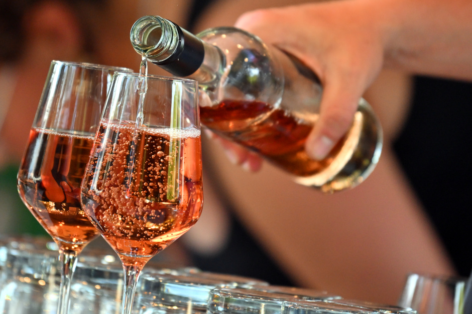 Wein-Weltreise in Nordenstadt: Beliebter Treffpunkt am Museumshof startet in die 12. Saison.