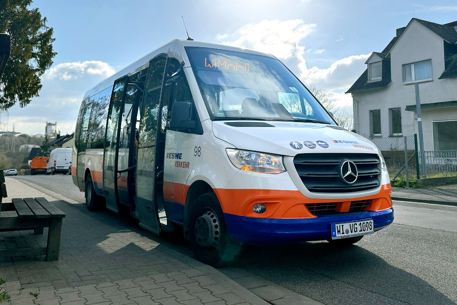 Nach rund 100 Tagen zieht ESWE Verkehr für den On-Demand-Shuttle WiMobil in Wiesbaden-Biebrich eine positive Zwischenbilanz. Das Angebot wird regelmäßig genutzt, ist gut in den ÖPNV eingebunden und soll mit der Liniennetzreform 2027 weiterentwickelt werden.