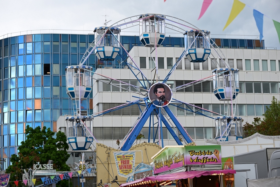 Vier Tage lang wird das ehemalige Real-Gelände in der Mainzer Straße in Wiesbaden wieder zum bunten Volksfestplatz. Beim Wiesbadener Frühlingsfest warten vom 10. bis 13. April Fahrgeschäfte, Leckereien und ein Familientag am Montag auf Besucherinnen und Besucher aus Wiesbaden und der Region.