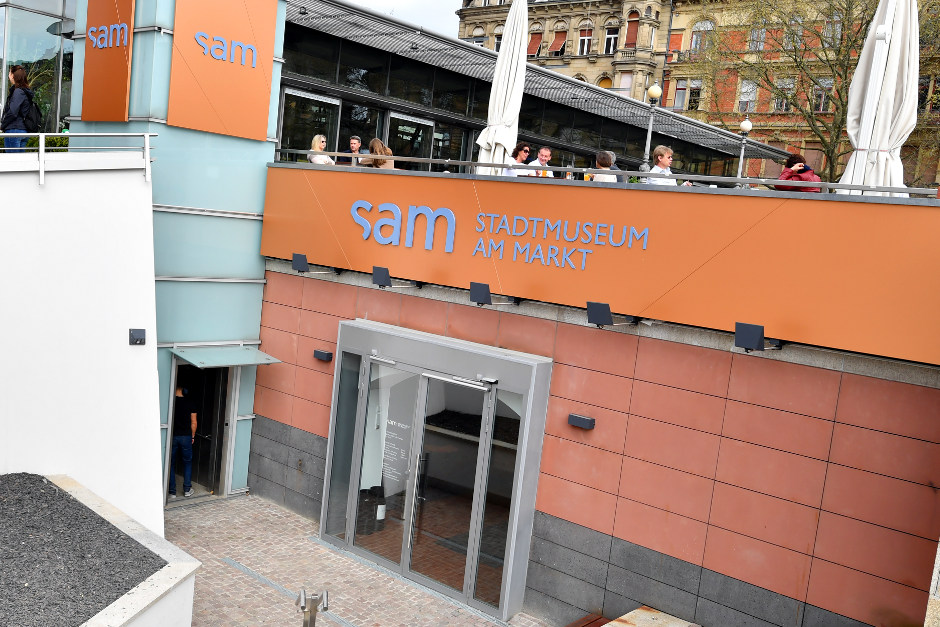 Im Wiesbadener Stadtmuseum am Markt lädt die Ausstellung „Erzähl’ mir von Europa!“ am 18. April zu einer öffentlichen Führung ein. Besucherinnen und Besucher erhalten dabei Einblicke in persönliche europäische Lebensgeschichten, Fotografien und Zeitzeugenstimmen.