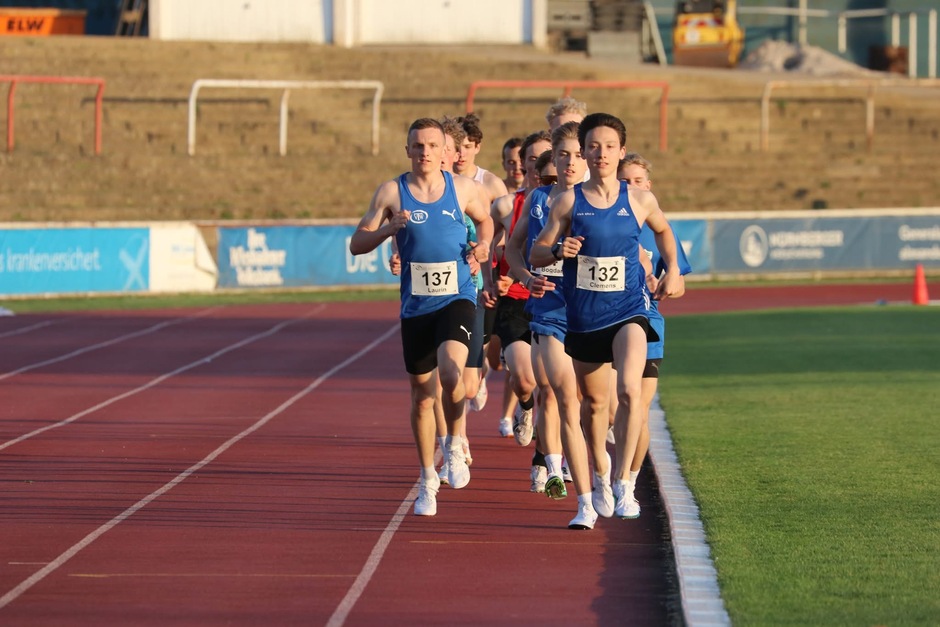 Abendsportfest lockt Nachwuchs und Aktive in den Helmut‑Schön‑Sportpark nach Wiesbaden
