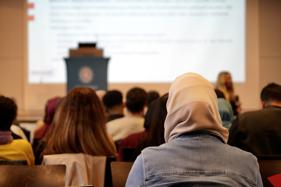In Wiesbaden stand am Mittwochabend die Rolle sozialer Medien bei der Radikalisierung junger Menschen im Fokus. Der Arbeitskreis „Sicherheit für Alle“ setzte mit Fachvortrag und Austausch ein Zeichen für Prävention, Dialog und Zusammenarbeit.