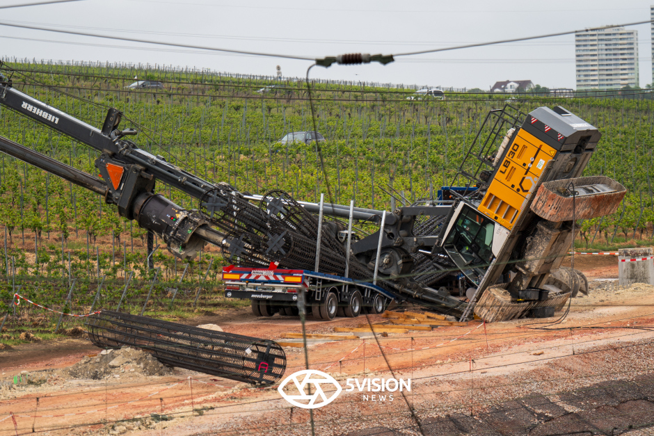 Auf einer DB-Baustelle in Wiesbaden-Kostheim ist am Dienstagmittag ein rund 80 Tonnen schweres Drehbohrgerät auf einen 40-Tonnen-LKW gestürzt. Beide Fahrer blieben unverletzt, die Bergung in der Nähe der Bahntrasse und Oberleitung dürfte jedoch aufwendig werden.