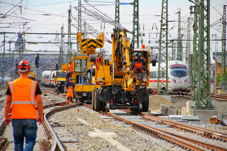 Die DB InfraGO startet im Juli die große Sanierung der Bahnstrecke Troisdorf-Wiesbaden. Vom 12. Mai bis 30. Juni reist ein Infomobil durch über 20 Orte – in Wiesbaden am 18. Mai am Hauptbahnhof.