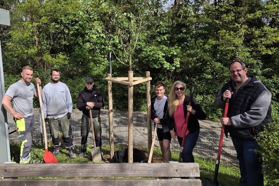 Zum Tag des Baumes 2026 ist in Wiesbaden-Dotzheim eine Kupfer-Felsenbirne in der Kindertagesstätte Friedrich-Engels-Weg gepflanzt worden. Die Aktion verband Nachhaltigkeit, Ausbildung und lokales Engagement des Unternehmens Held Garten- und Landschaftsbau für mehr Grün im Stadtteil.