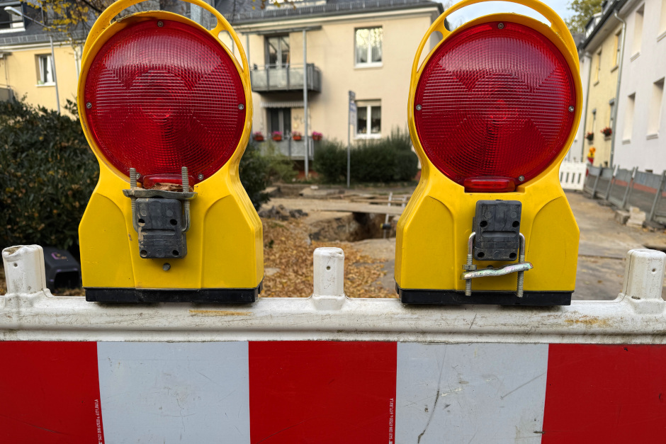Sperrung der Virchowstraße in Wiesbaden für Kanalbauarbeiten.