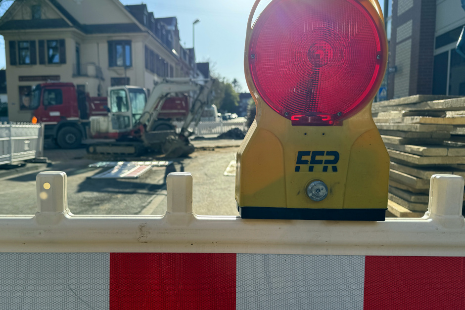 Sperrung der Eleonorenstraße in Wiesbaden-Kastel wegen Bauarbeiten.