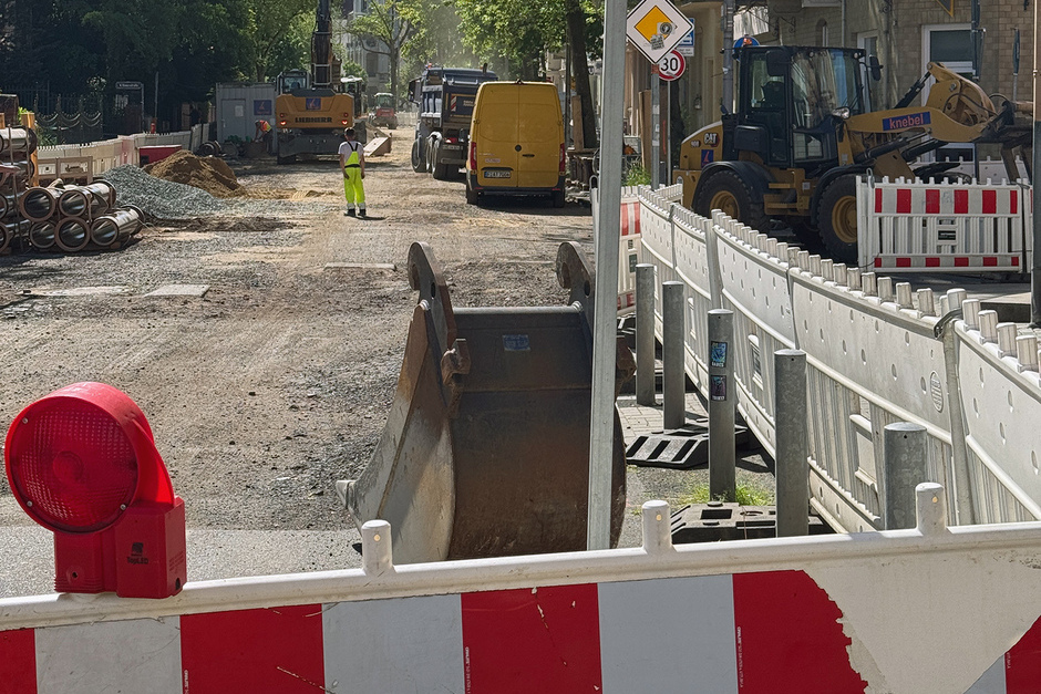 Um schwere Unfälle zu verhindern, ruft die Landeshauptstadt Wiesbaden dazu auf, Baustellenabsperrungen insbesondere in der Emser Straße strikt zu beachten.
