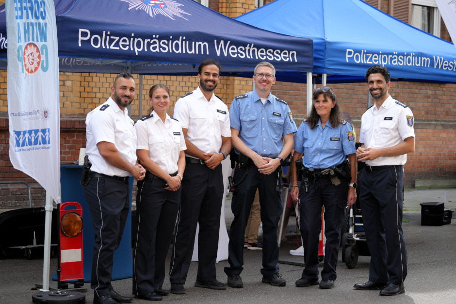 Beim 21. Biebricher Höfefest standen nicht nur Musik, Kulinarik und Stadtteilkultur im Mittelpunkt, sondern auch der respektvolle Austausch mit Polizei, Feuerwehr und Rettungsdienst. Unter dem Motto „Respekt zeigen – Respekt erfahren“ wurde ein sichtbares Zeichen der Wertschätzung gesetzt.